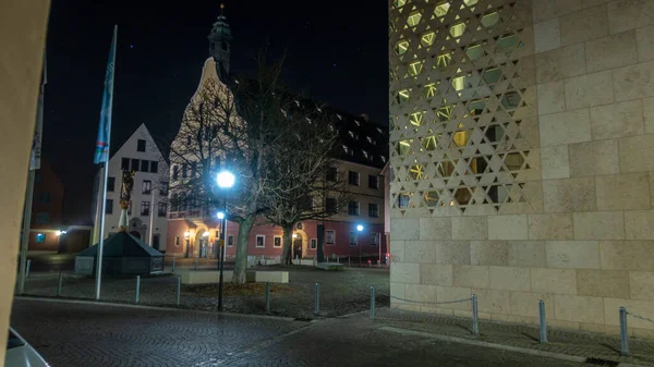 Scena Nocna Zabytkowego Miasta Neu Ulm Brukowaną Ulicą Zabytkowym Kościołem — Zdjęcie stockowe