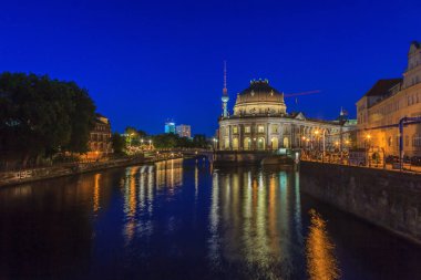 Berlin 'deki Ebert Köprüsü' nden Spree Nehri ve Bode Müzesi 'nin üzerinden akşam saatlerinde televizyon kulesine
