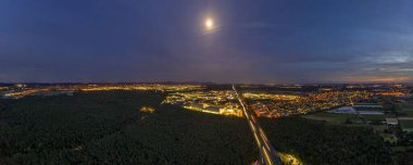 Gün batımında Darmstadt ve Weiterstadt yakınlarındaki 5. Karayolu 'nun panoramik insansız hava aracı resmi.