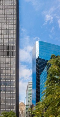 Gündüz vakti Manhattan 'daki modern binaların önünde