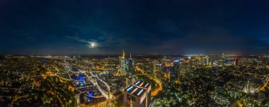 Frankfurt 'un insansız hava aracı gökyüzü gece dolunay ile aydınlanıyor.