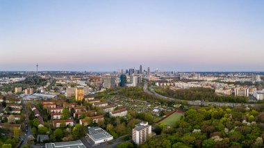 Gün batımında Frankfurt am Main ufuk çizgisinde hava manzarası