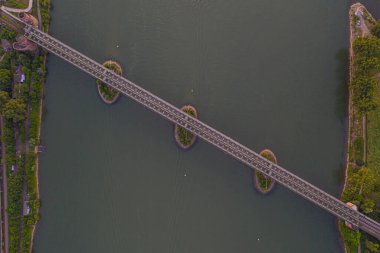 Almanya 'nın Mainz kenti yakınlarındaki Ren nehri üzerindeki demiryolu köprüsünün üst manzarası.