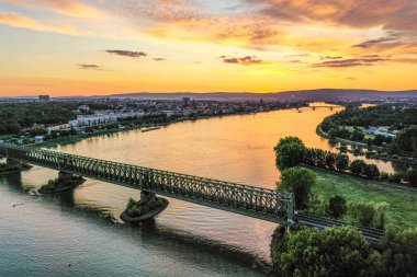 Gün batımında ana nehir ağzı ve Mainz şehrinin hava görüntüsü.
