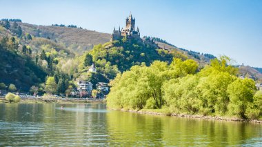 2017 yazında gündüz vakti Mosel Nehri 'nden Cochem Şatosu' nun fotoğrafı