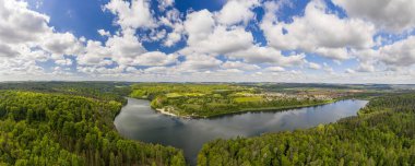 Alman eyaleti Hesse 'in kuzeyinde Twiste Gölü üzerinde hava manzarası