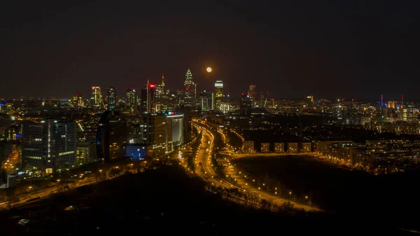 Nocne Zdjęcie Panoramy Frankfurtu Pełnią Księżyca — Zdjęcie stockowe