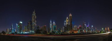 Kasım 2016 'da gece Dubai siluetinin panoramik görüntüsü çekildi