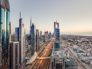 Gün batımında Dubai 'de Şeyh Zayed yolu üzerinde gerçek bir manzara.