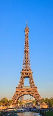 Eylül 2016 'da akşam saatlerinde Paris' teki Eyfel Kulesi 'nin fotoğrafı