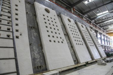 Eğik tablolarda ön döküm beton ön cephe elementlerinin görüntüsü