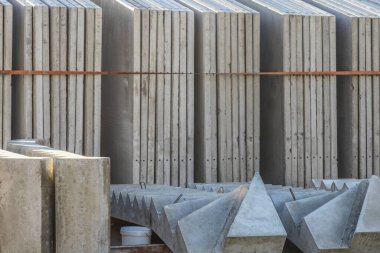 Element stoğundaki eski beton merdivenler