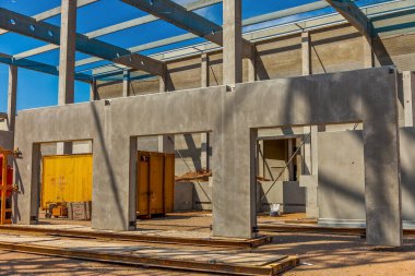 Önceden yapılmış beton parçaları olan inşaat alanı