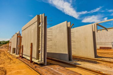 Kurulum için sağlanan inşaat sahasındaki taşıma çerçevesindeki önceden yapılmış beton duvarların resmi