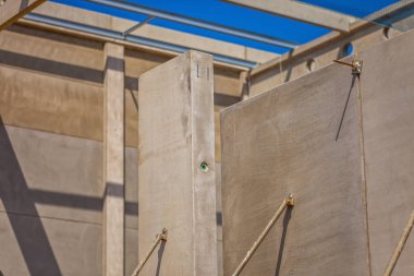 Önceden yapılmış beton parçaları olan inşaat alanı