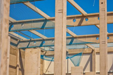 Önceden yapılmış beton parçaları olan inşaat alanı