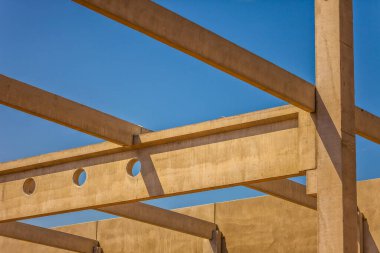 Önceden yapılmış beton parçaları olan inşaat alanı