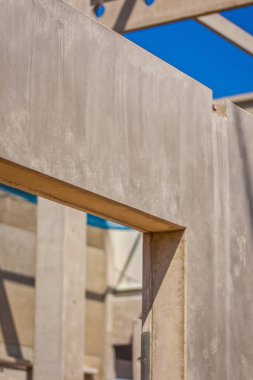 Önceden yapılmış beton parçaları olan inşaat alanı
