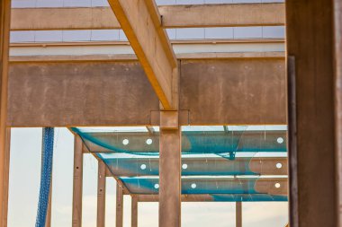 Önceden yapılmış beton parçaları olan inşaat alanı
