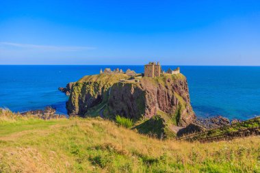 Eylül 2014 'te yaz güneşinde İskoçya' daki Dunnottar Şatosu 'nun fotoğrafı çekilmiştir.