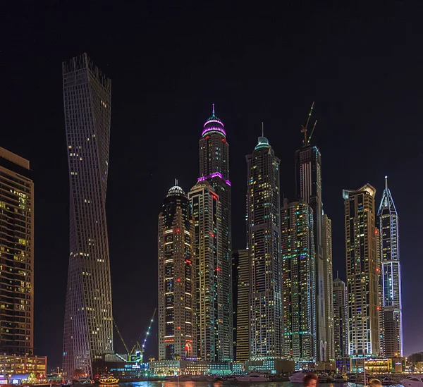 Foto Van Verlichte Wolkenkrabbers Van Dubai Jachthaven Nachts — Stockfoto