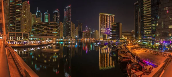 Foto Van Verlichte Wolkenkrabbers Van Dubai Jachthaven Nachts — Stockfoto