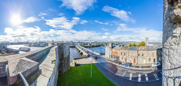 Limerick şehri ve Thomond köprüsünün panoramik görüntüsü