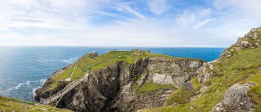 İrlanda 'daki Mizen Head deniz fenerinin gündüz panoramik resmi