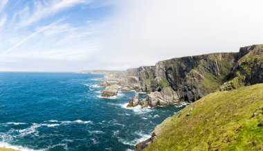 İrlanda 'daki Mizen Head deniz fenerindeki uçurum çizgisinin panoramik resmi