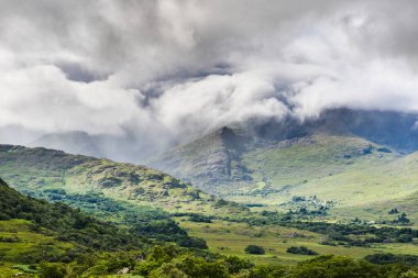 Güney İrlanda 'daki Killarney Ulusal Parkı' nda fırtına bulutu oluşumları