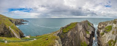 Güney batı İrlanda 'daki Mizen Head deniz fenerine giden pedastrian köprüsünün panorama resmi