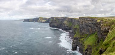 İrlanda 'nın batı kıyısındaki Moher Kayalıkları' nın Panorama resmi