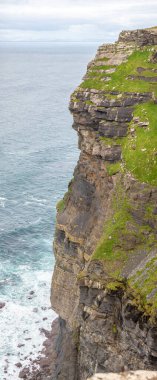 İrlanda 'daki Moher Kayalıkları' nın yamaçlarına bakın.