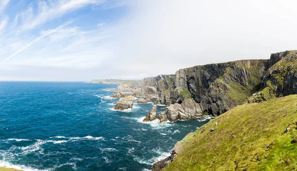 アイルランドのMizen Head灯台からの崖線のパノラマ写真 — ストック写真