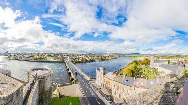 Limerick şehrinin duvarından Shannon nehri ve Thomond köprüsünün panoramik görüntüsü
