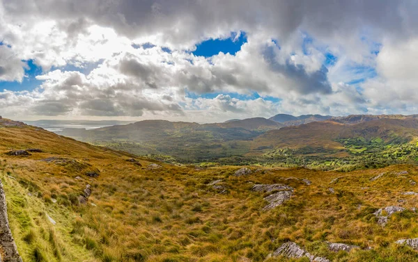 Typisch Irische Landschaft Mit Grünen Wiesen Und Rauen Bergen — Stockfoto