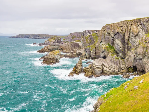 アイルランド南西部のミゼン灯台のラフ崖線 — ストック写真