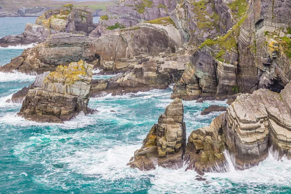 アイルランド南西部のミゼン灯台のラフ崖線 — ストック写真