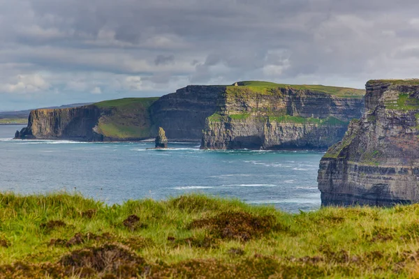 アイルランド西海岸の母の崖のパノラマ写真 — ストック写真