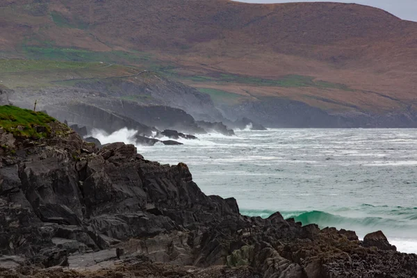 アイルランドの海岸線での波の荒波 — ストック写真