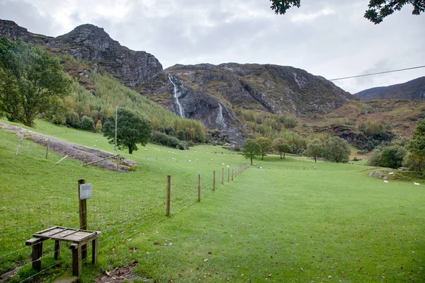 Typisch Irische Landschaft Mit Grünen Wiesen Und Wasserfall — Stockfoto