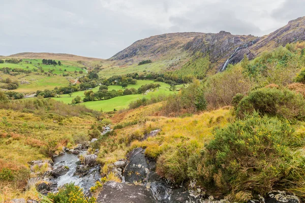 Typisch Irische Landschaft Mit Grünen Wiesen Und Rauen Bergen — Stockfoto