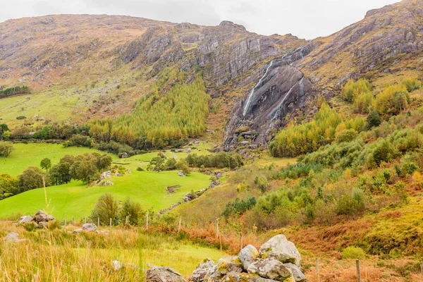 Typisch Irische Landschaft Mit Grünen Wiesen Und Rauen Bergen — Stockfoto