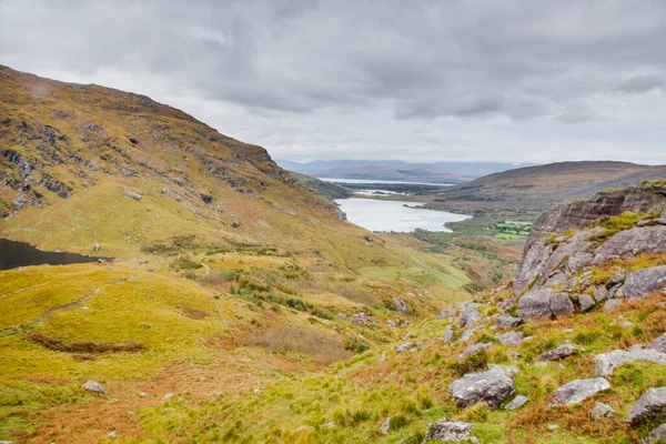 Typisch Irische Landschaft Mit Grünen Wiesen Und Rauen Bergen — Stockfoto