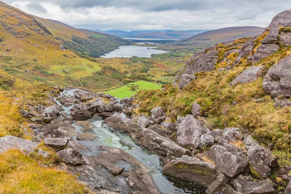 Typisch Irische Landschaft Mit Grünen Wiesen Und Rauen Bergen — Stockfoto
