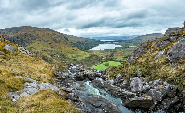 Typisch Irische Landschaft Mit Grünen Wiesen Und Rauen Bergen — Stockfoto