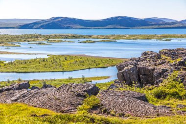 2017 yazında güneşli gökyüzü ile İzlanda 'daki Thingvellir Ulusal Parkı' na bakın