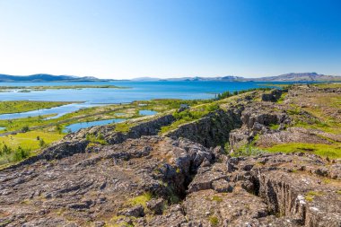 İzlanda 'daki Thingvellir Ulusal Parkı' na güneşli bir gökyüzü ile bak