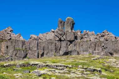 Güneşli bir günde İzlanda 'da Thingvellir' in kıtasal fay kayalıklarında görünüm