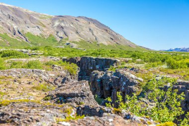 Güneşli bir günde İzlanda 'da Thingvellir' in kıtasal fay kayalıklarında görünüm